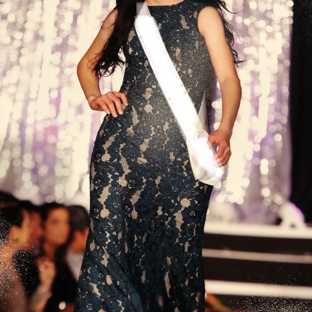 DeCode brand Lace Allover gown party cocktail Prom
